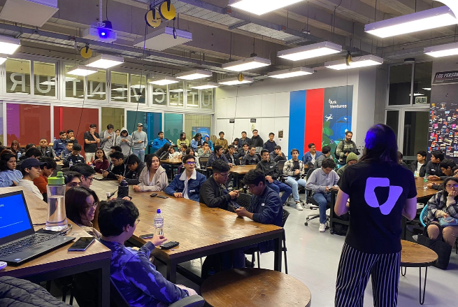 Imagen de gente recibiendo charla