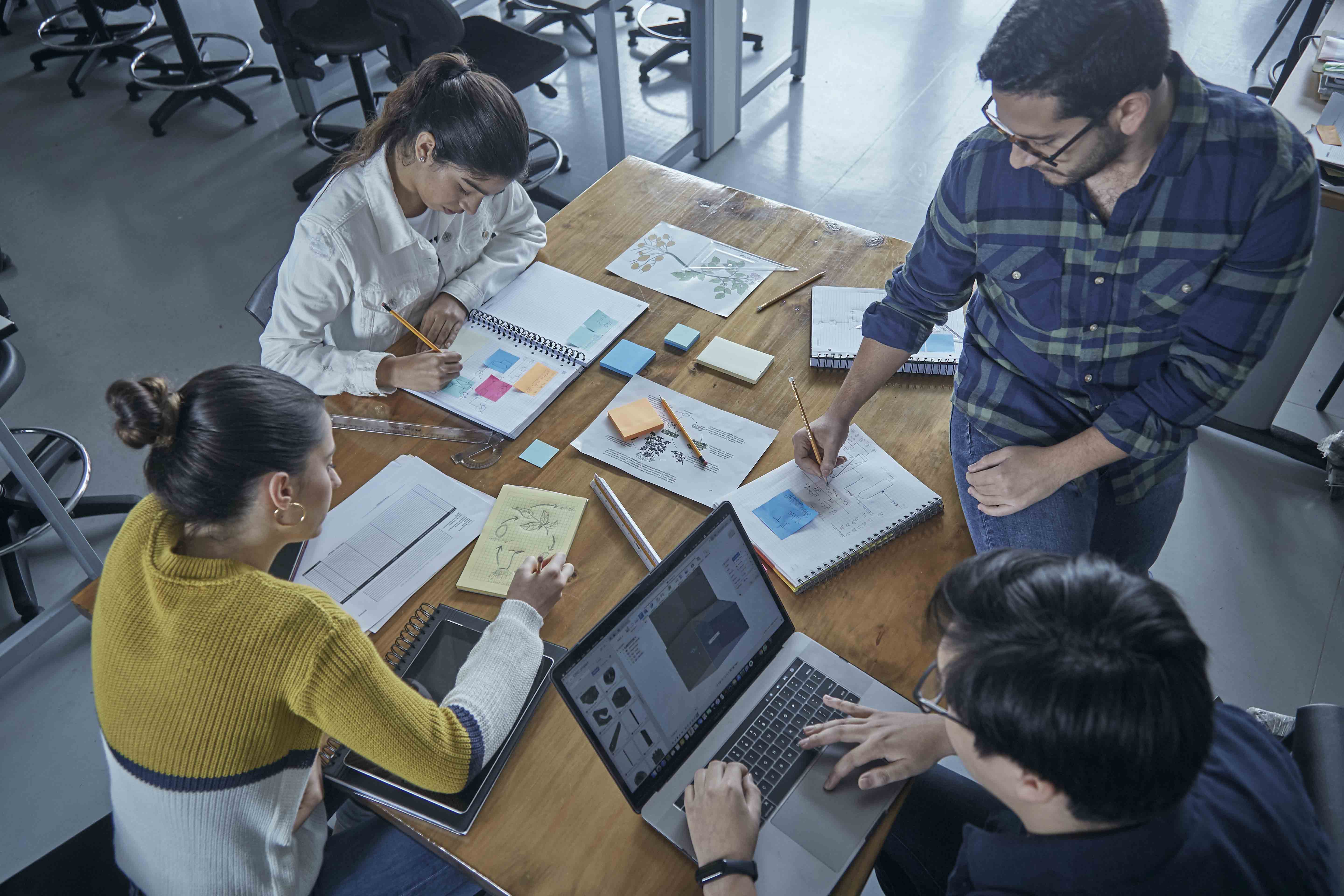 Imagen de jovenes trabajando