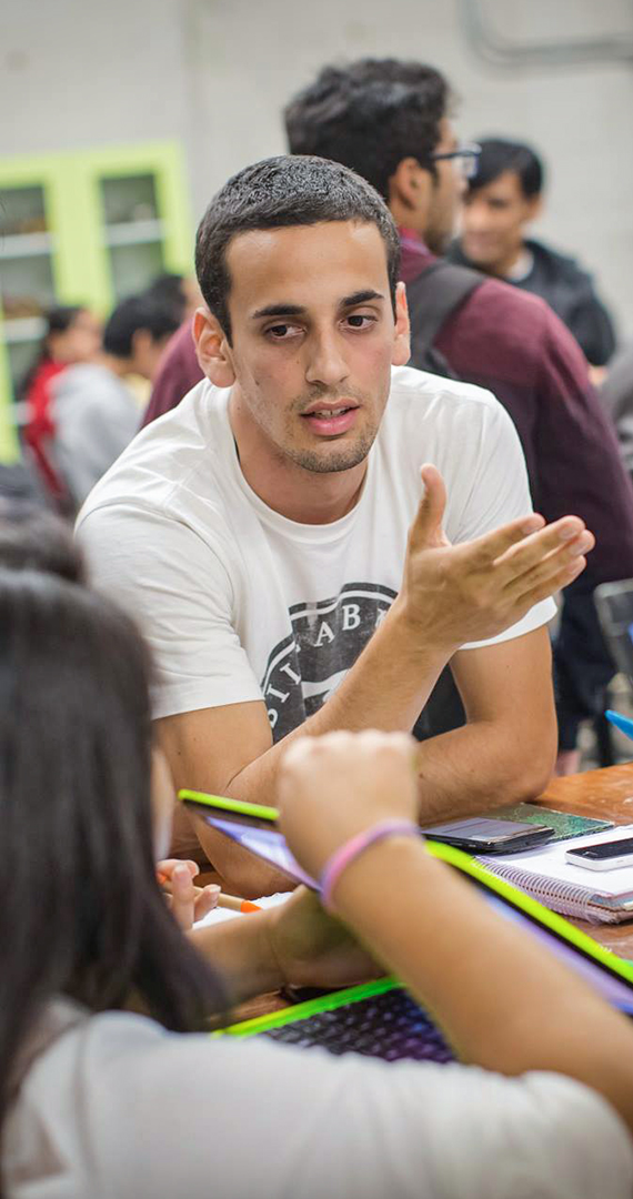 Founder hablando
