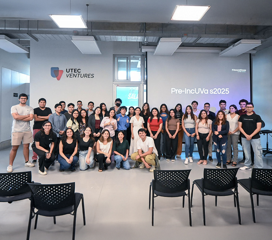 Estudiantes en Hackathon
